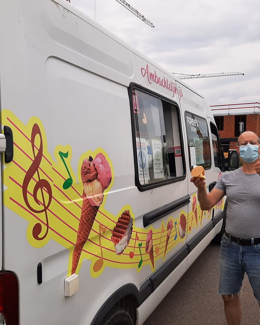 Blije klant aan ijswagen